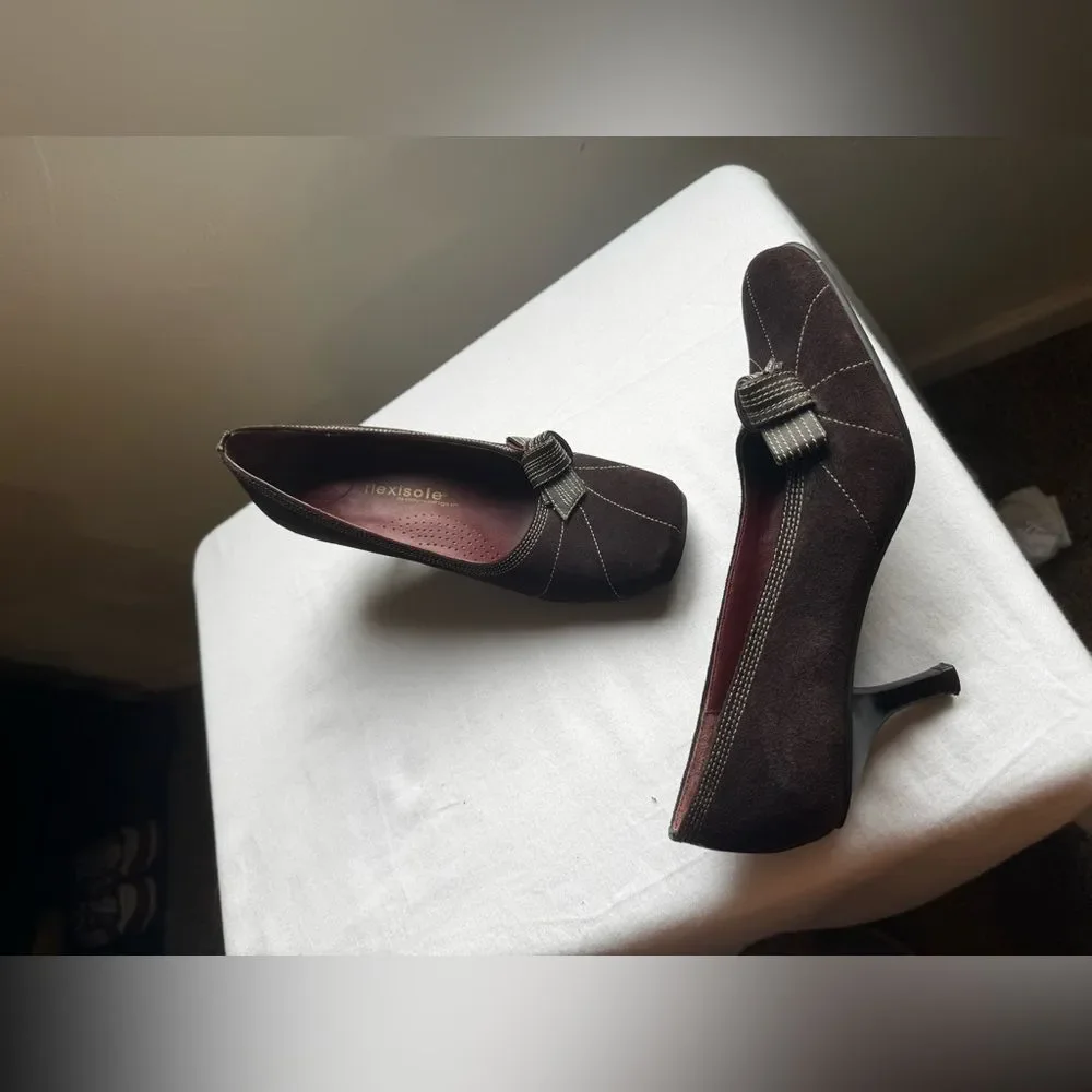 Y2K Rare Flexisole Pumps with a Bow Tie accent and a kitten heel style. size 7